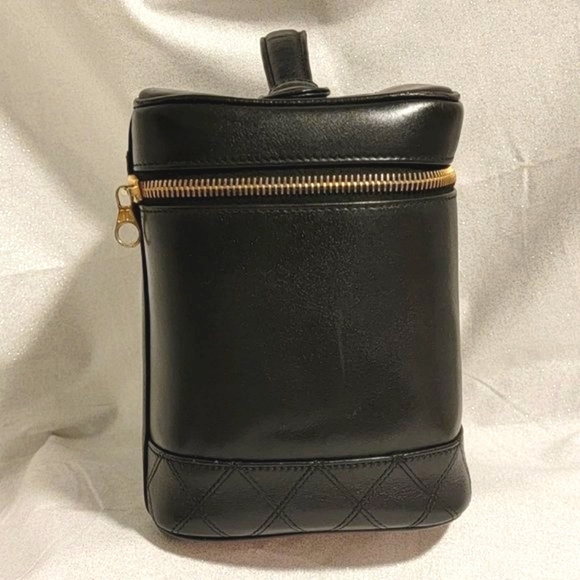 Authentic CHANEL Black Lambskin Leather Vanity Case - Picture 4 of 14